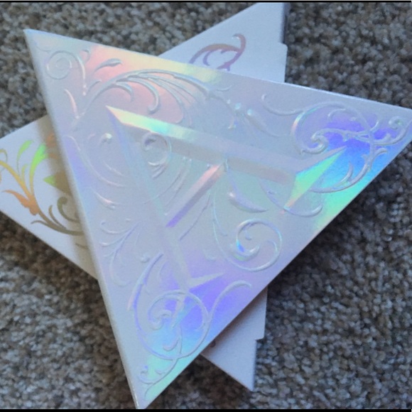 KVD Alchemist Holographic Pallete - Picture 3 of 8